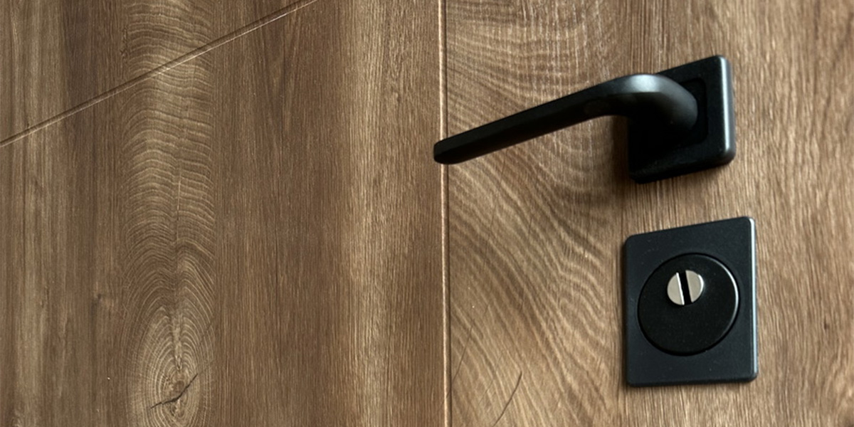 Какую входную дверь лучше ставить в квартиру?