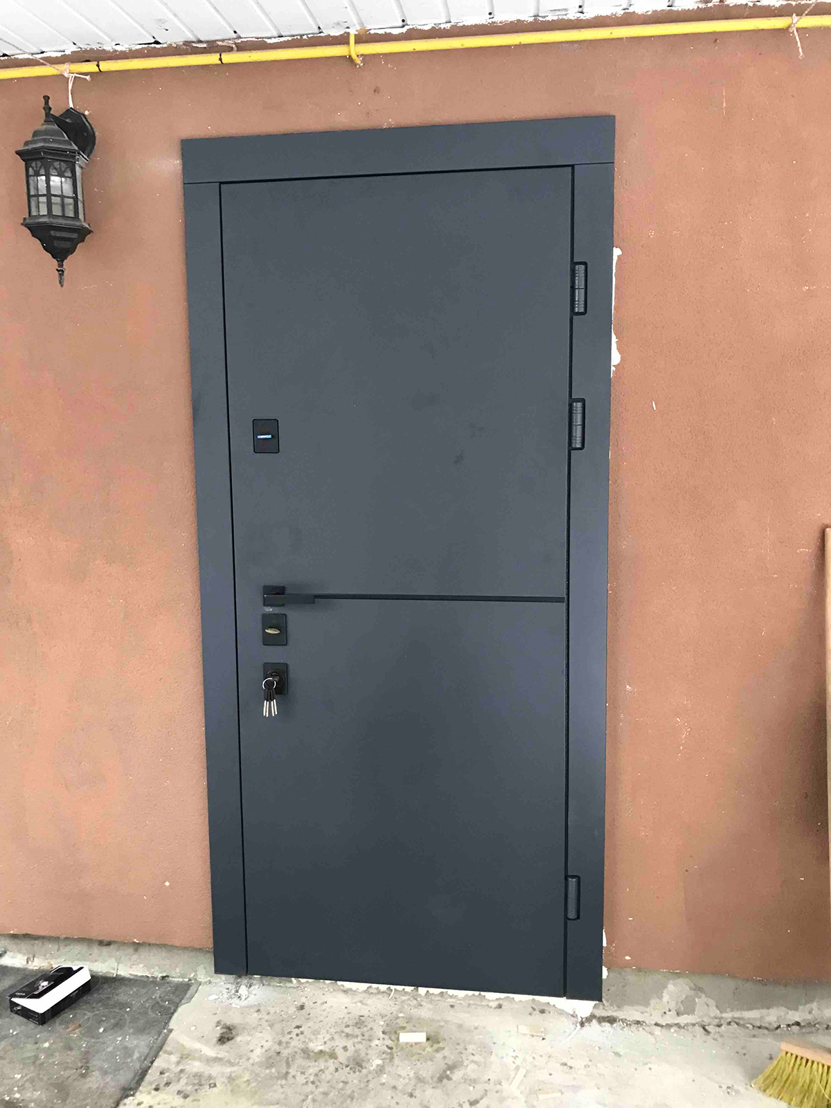 Вхідні двері до будинку кольору антрацит з молдингом