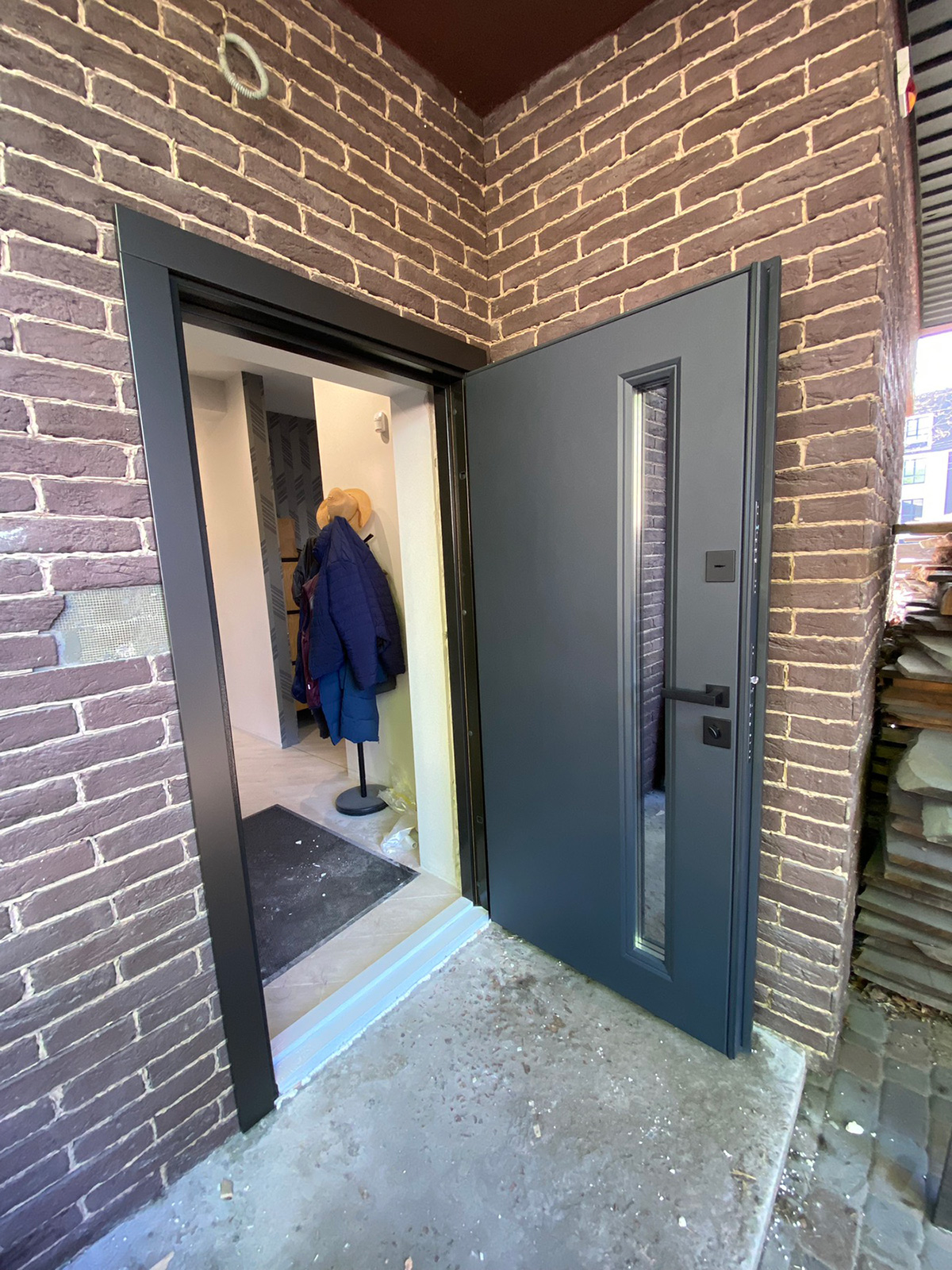 Вхідні двері до будинку зі склом