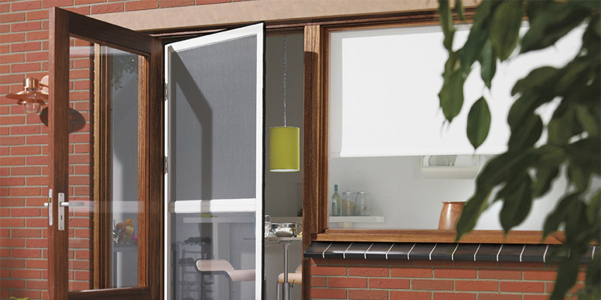 Двері з москітною сіткою: захист та комфорт для вашого будинку