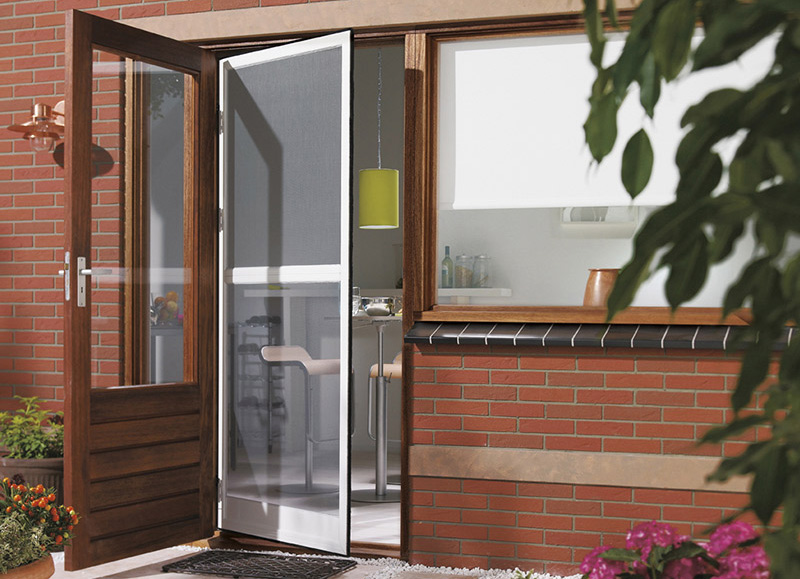 Як вибрати двері з москітною сіткою