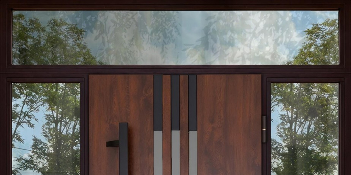 Вхідні двері зі світловим люком – практично та красиво