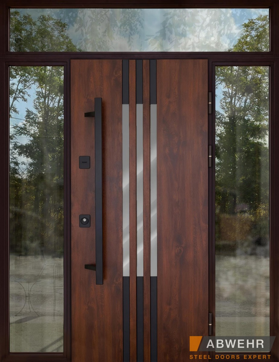 Вхідні двері зі світловим люком - практично і красиво