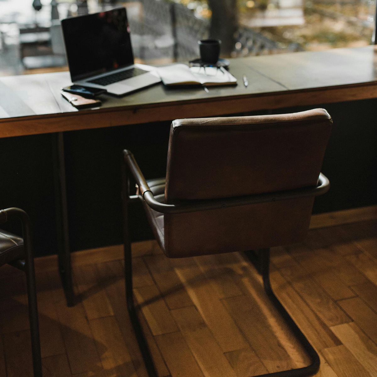 Ламінат – один з найпопулярніших варіантів для офісів