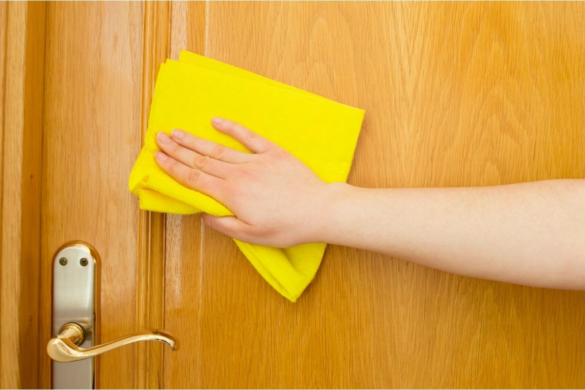 Догляд за різними типами дверей