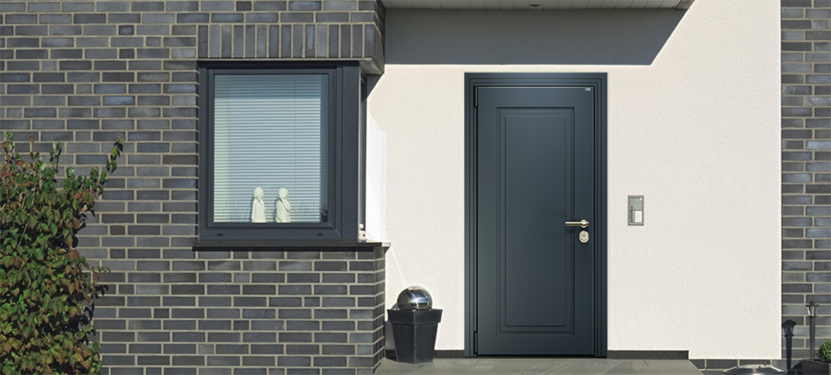 Вхідні двері в кольорі антрацит