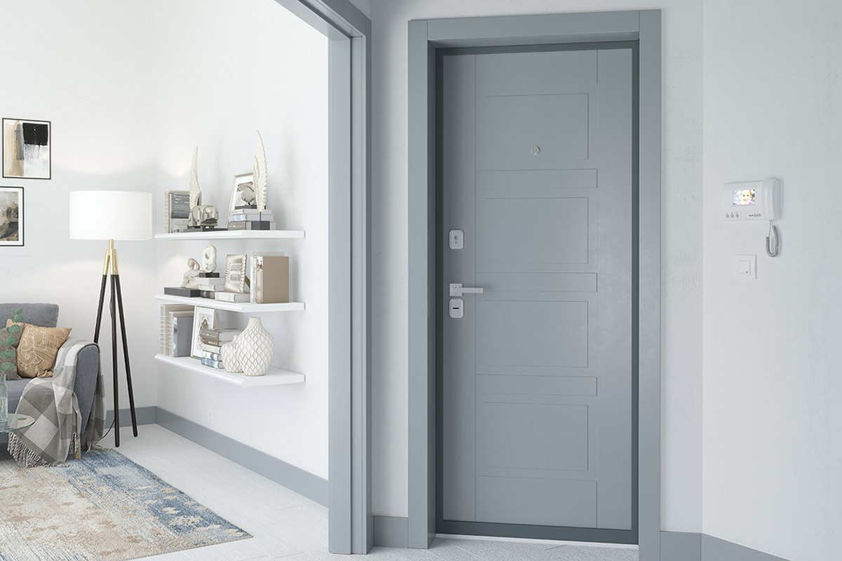 Сірі вхідні двері