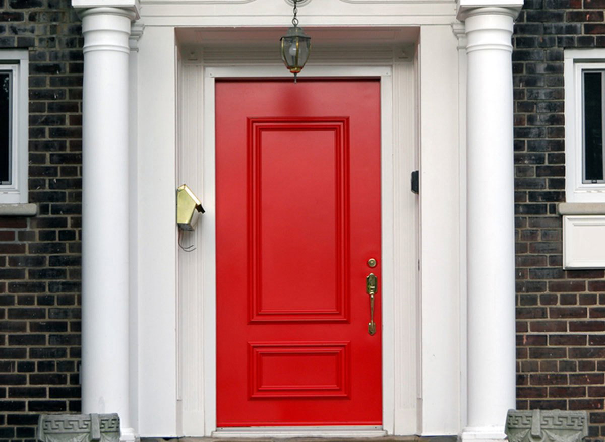 Червоні вхідні двері